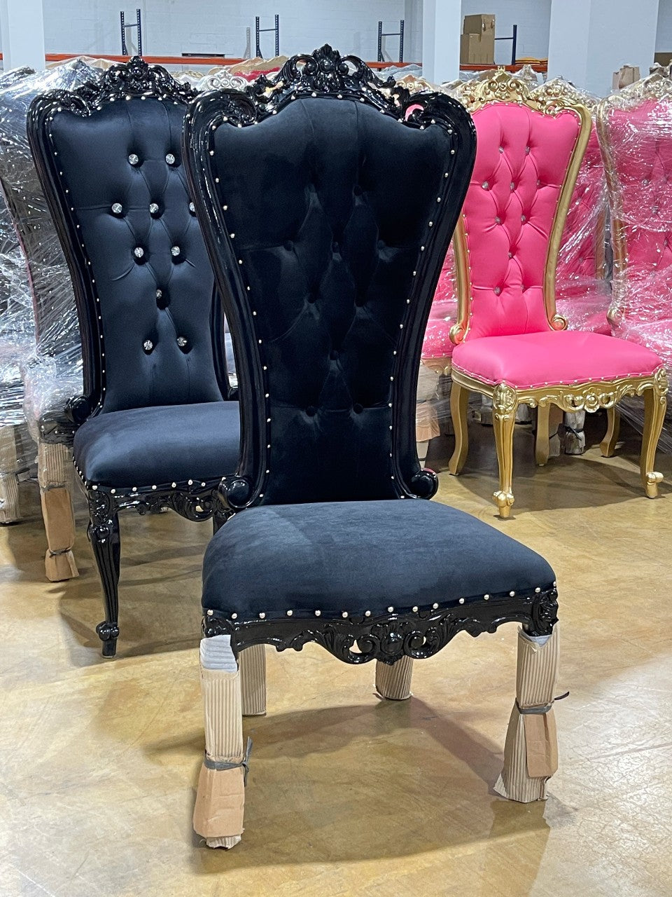 Black velvet 2024 throne chair